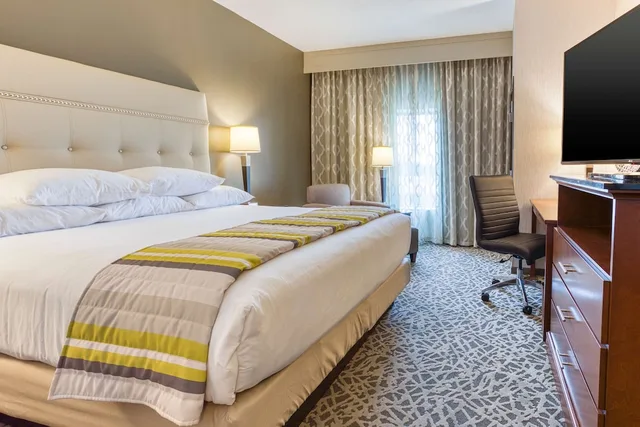 غرفة بسرير كينج، Drury Inn and Suites Cincinnati Northeast Mason 1/2