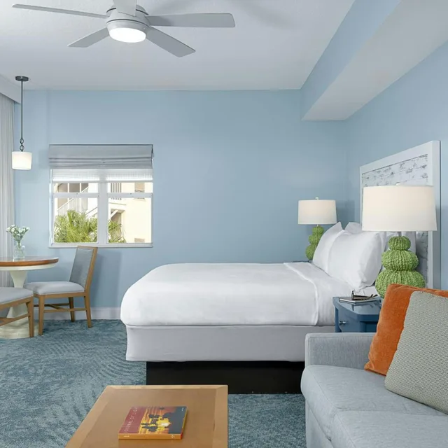 غرفة قياسية بسرير كينج مع أريكة بمطبخ صغير، Marriott Harbour Lake 1/6