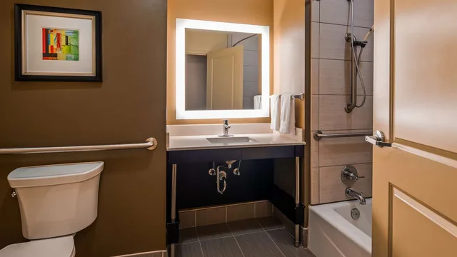 غرفة بسريرين كوين لذوي الإعاقة، Best Western Plus University Inn 2/3