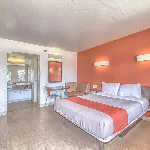 غرفة بسرير كوين، Motel6 San Antonio, TX - Six Flags Fiesta TX/La Cantera Area 2/10
