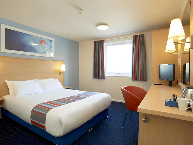 Room, Double Bed, Travelodge Oxford Peartree Hotel 2/2