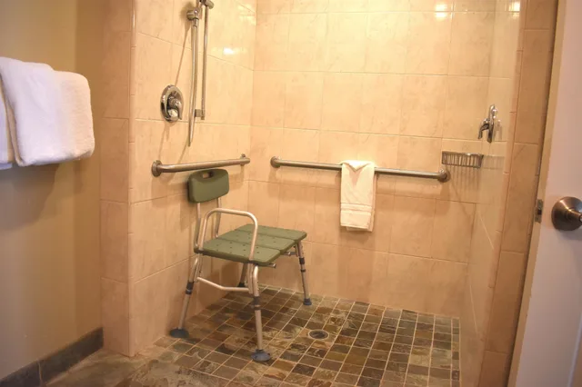 غرفة قياسية بسريرين كوين بإطلالة لذوي الإعاقة، Best Western Driftwood Inn 6/6