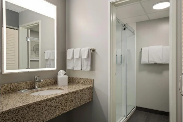 غرفة كبيرة بسرير كينج بإطلالة على النهر مع أريكة، Courtyard By Marriott La Crosse 3/4