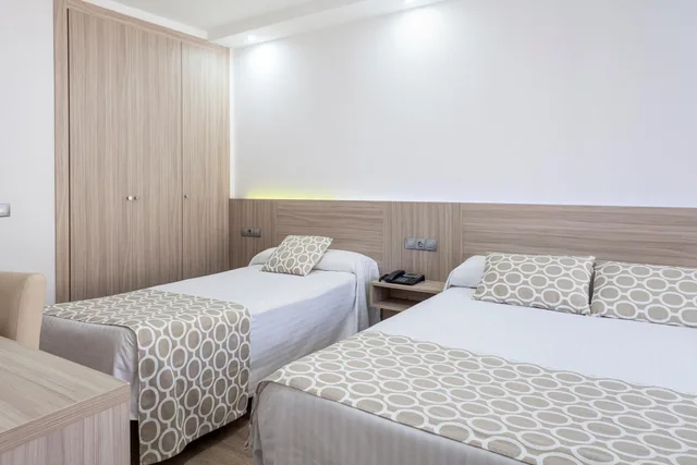 غرفة ثلاثية بسرير كوين وسرير فردي، Olympia Hotel Ronda II 6/10