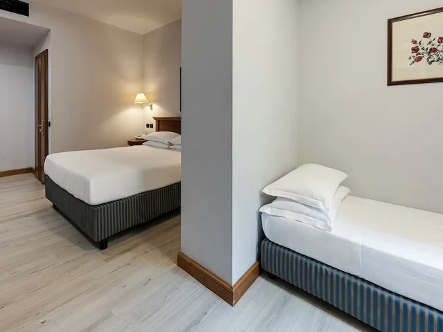غرفة عائلية رباعية بسرير مزدوج وسريرين منفصلين بإطلالة على المدينة، Hotel Diplomatic 4/7