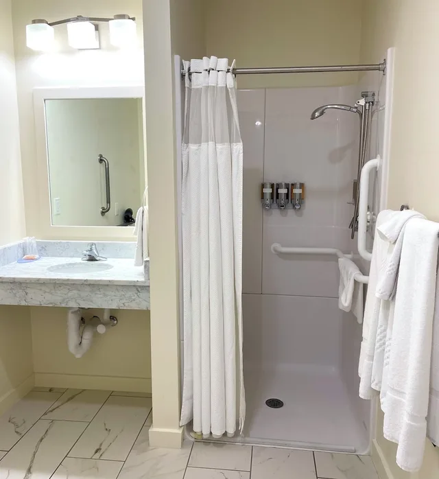 غرفة بسرير كينج بمطبخ صغير لذوي الإعاقة، The Circle Hotel Fairfield 4/6