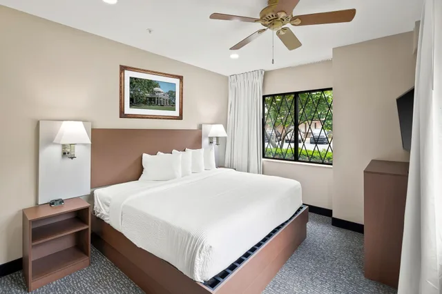 جناح بسرير كينج، English Inn of Charlottesville 2/3
