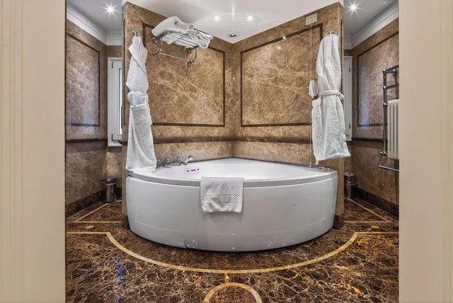2 Bedrooms, Family Suite, 2 Double Beds, Station View, Sauna, Hot Tub، San Marco Luxury - Canaletto Suites 4/4
