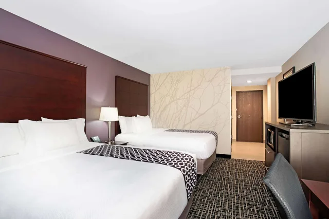 غرفة بسريرين كوين لذوي الإعاقة، La Quinta Inn & Suites by Wyndham Denver Aurora Medical 1/3