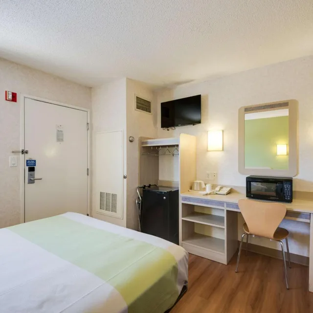 غرفة بسرير كوين لغير المدخنين، Motel6 Statesville, NC 1/10