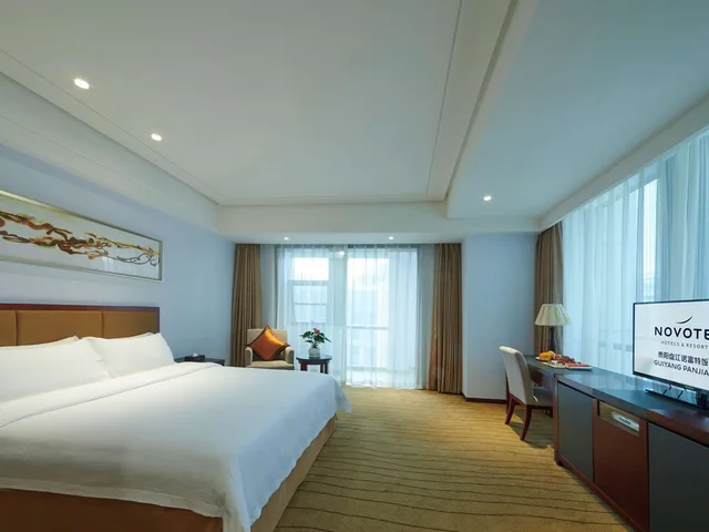 غرفة سوبيريور بسرير كينج بإطلالة على الحديقة، Novotel Guiyang Panjiang 1/9