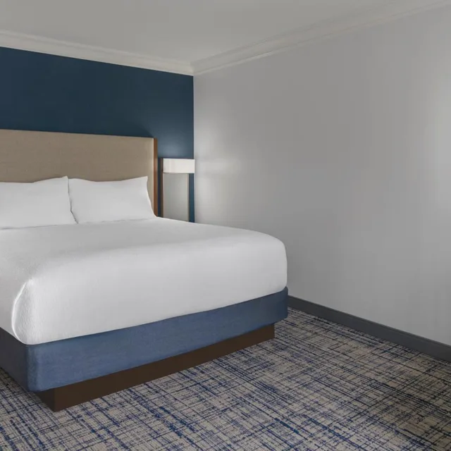 Renovated, King Bed, Sofa, Accessible، Courtyard By Marriott Palo Alto Los Altos 3/4