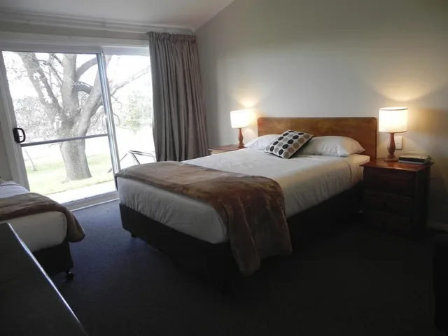 Deluxe, Queen Bed, Moore Park Inn 1/5
