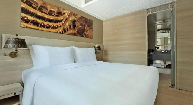 جناح بسرير كوين، Hotel Alexandra 2/3