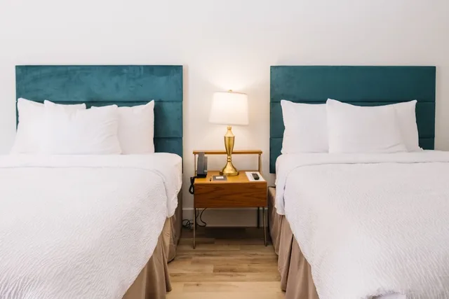 غرفة ديلوكس بسريرين مزدوجين بإطلالة على المسبح، L3 Oasis Hotel 1/2