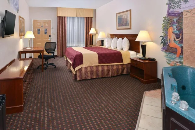غرفة بسرير كينج بحوض جاكوزي، Americas Best Value Inn And Suites San Benito 2/4