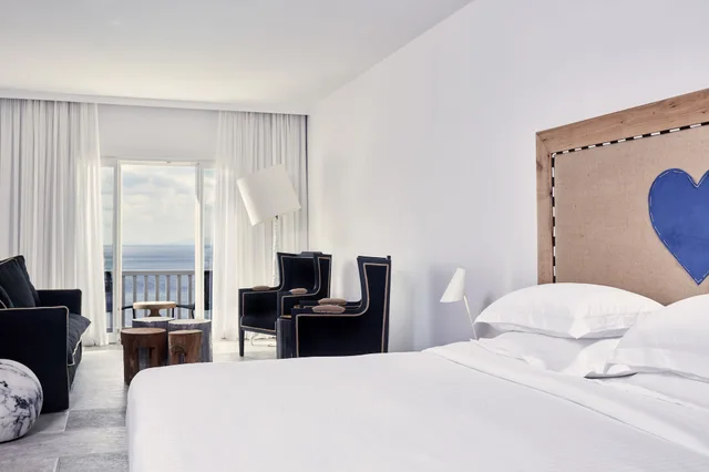 غرفة سوبيريور بسرير كينج بحوض جاكوزي، Royal Myconian - Leading Hotels Of The World 1/2