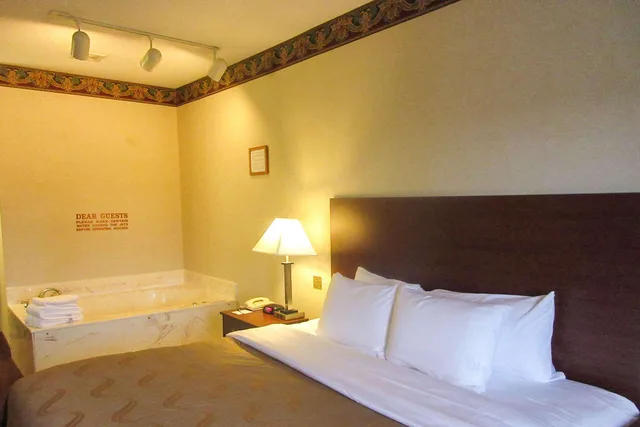 غرفة بسرير مزدوج، Quality Inn Sawyer, MI 2/5