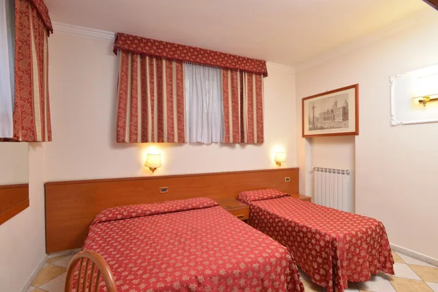 غرفة ثلاثية، Hotel Chicago 1/8