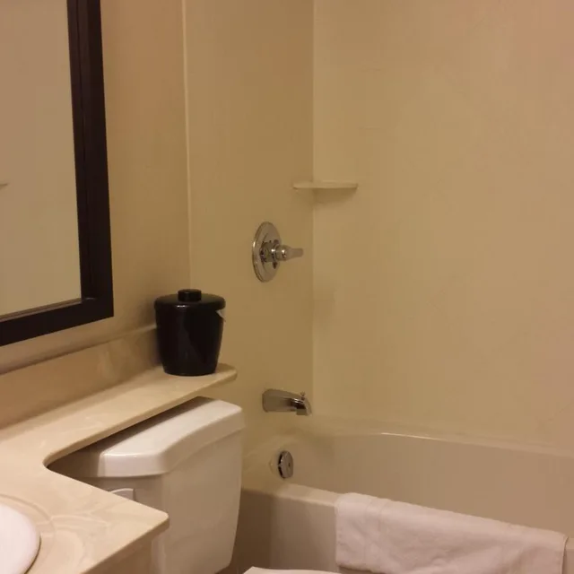 جناح ديلوكس بسرير كينج وسريرين كينج بغرفتي نوم، Travelodge Suites by Wyndham Moncton 7/7
