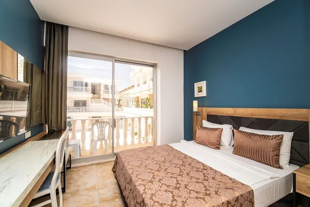 غرفة قياسية بسرير مزدوج وسرير فردي بإطلالة على البحر، SL La Perla Hotel Kemer 1/10
