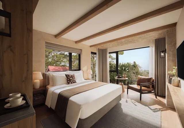 غرفة غراند بسرير كينج بإطلالة على المدينة بشرفة، Signature by M Village The Valley Retreat, a brand of Modern Village Lifestyle 5/10