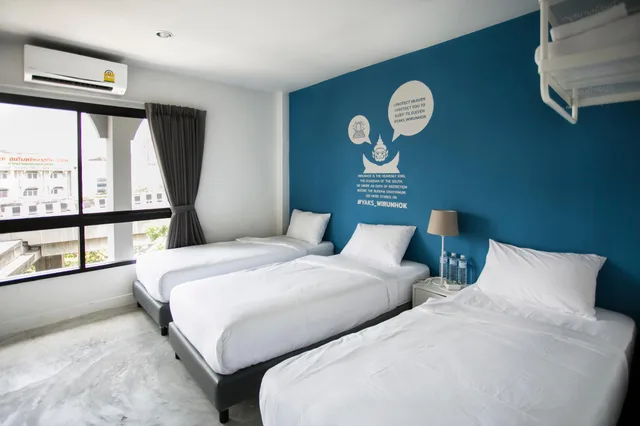 غرفة ثلاثية بسرير كوين وسرير فردي بحمام مشترك، Yaks Hostel 1/3