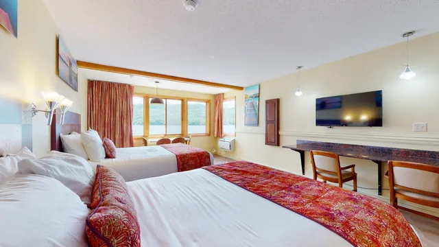 Room, 2 Queen Beds, Lake Front، Surfside On The Lake 2/10