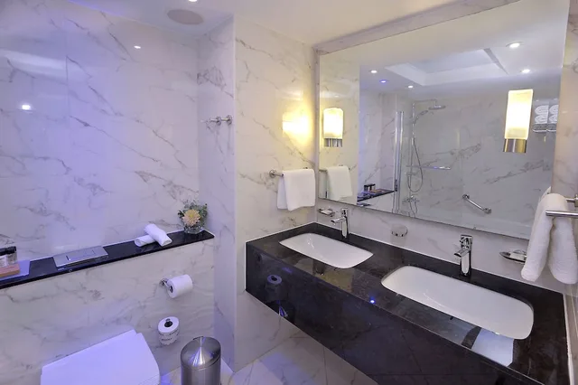 غرفة ديلوكس بسريرين منفصلين بإطلالة جزئية على البحر، Olympic Lagoon Resort Paphos 9/10