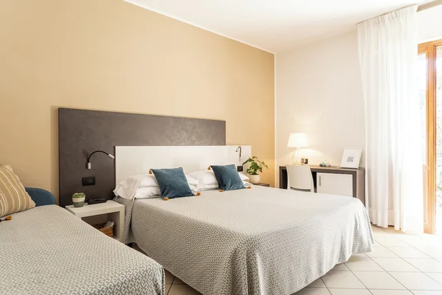 غرفة قياسية رباعية بسريرين منفصلين وسرير بطابقين، Hotel La Tavernetta 3/10