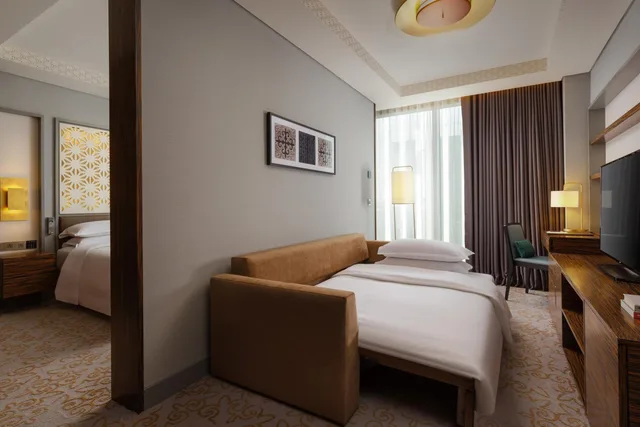 جناح كلوب بسرير كينج بإطلالة على الفناء مع دخول الصالة، Sheraton Astana Hotel 3/6