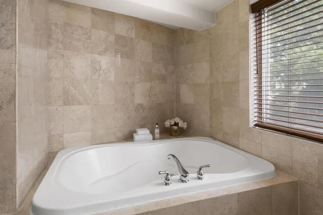 جناح رئاسي بسرير كينج بغرفة نوم واحدة بجاكوزي، Best Western Premier Plainview-Long Island Hotel 7/8