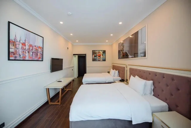 غرفة ديلوكس بسرير مزدوج وسرير فردي، Kazakhstan Hotel 1/3