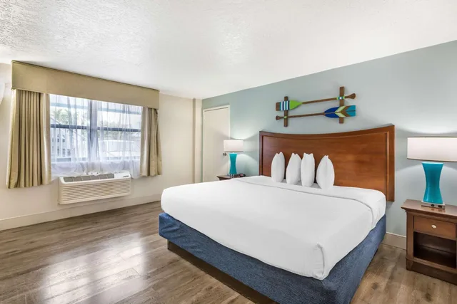 Courtyard, King Bed، Best Western Cocoa Beach Hotel and Suites 6/10