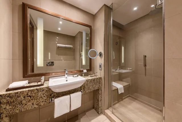 غرفة ديلوكس بسرير كينج، Renaissance Cairo Mirage City Hotel 4/6