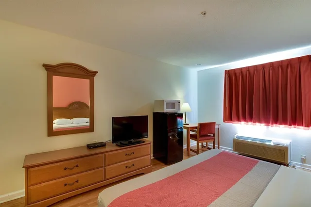 غرفة قياسية بسرير كينج لذوي الإعاقة، Motel6 Hinesville, GA 3/10