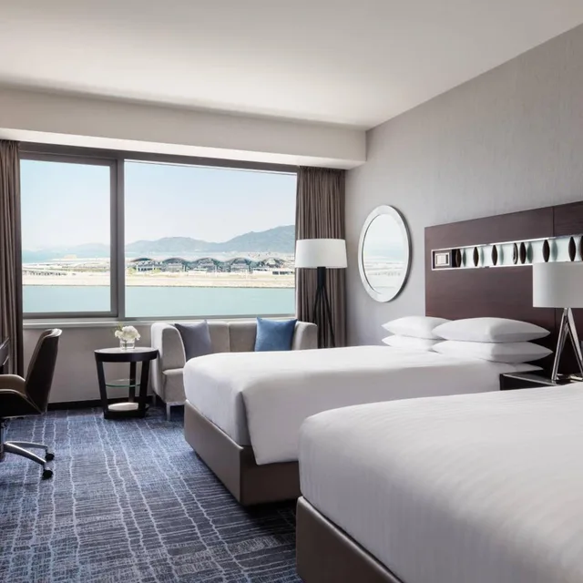 غرفة تنفيذية بسريرين مزدوجين بإطلالة على البحر مع دخول الصالة، Hong Kong Skycity Marriott Hotel 2/4