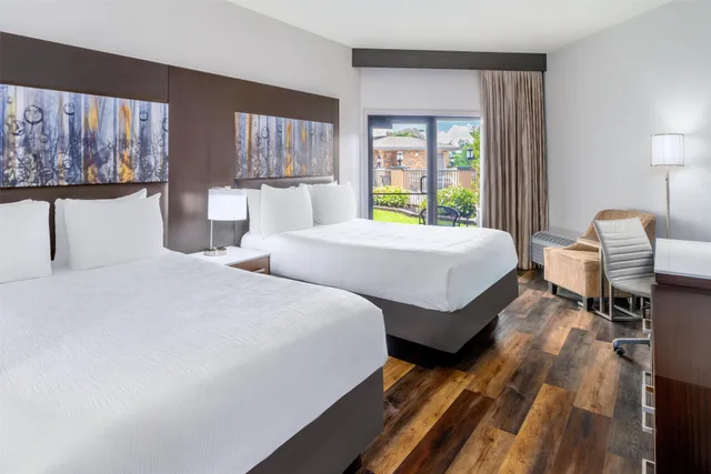 غرفة بسريرين كوين بشرفة بإطلالة، Aiden by Best Western Warm Springs Hotel and Event Center 1/10