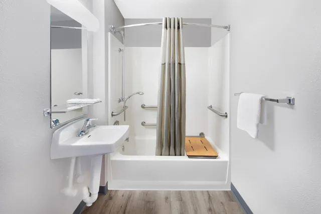 1 Queen Bed ADA/RI Shower/Micfridge، Motel6 Woodland, CA - Sacramento Airport 10/10
