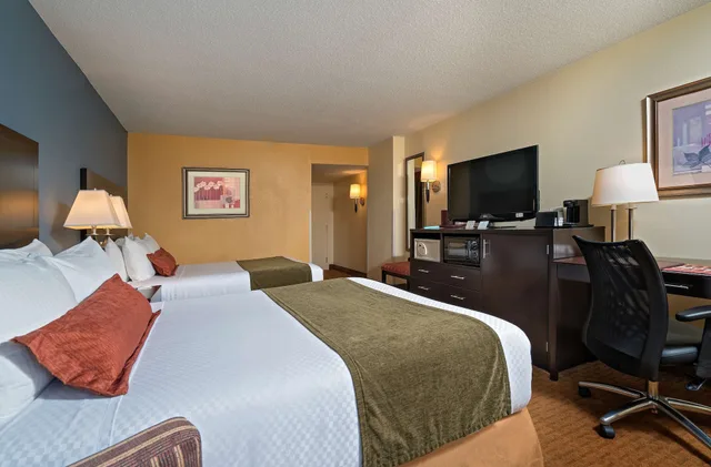 غرفة قياسية بسريرين كوين، Best Western Plus Hotel & Conference Center 2/7