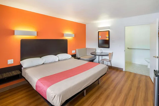 غرفة بسرير كينج لغير المدخنين، Motel6 El Paso, TX - Airport - Fort Bliss 7/10