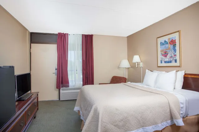 غرفة قياسية بسرير كينج لذوي الإعاقة، Days Inn By Wyndham Statesboro 2/9