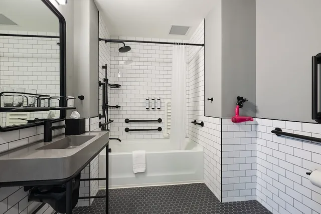 غرفة بسرير كينج لذوي الإعاقة، Moxy Charleston Downtown 4/4