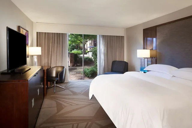 Room, King Bed, Pool Side، Hilton Parsippany 1/4