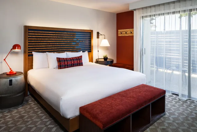 غرفة بسرير كينج بشرفة، Chaminade Resort and Spa 3/8