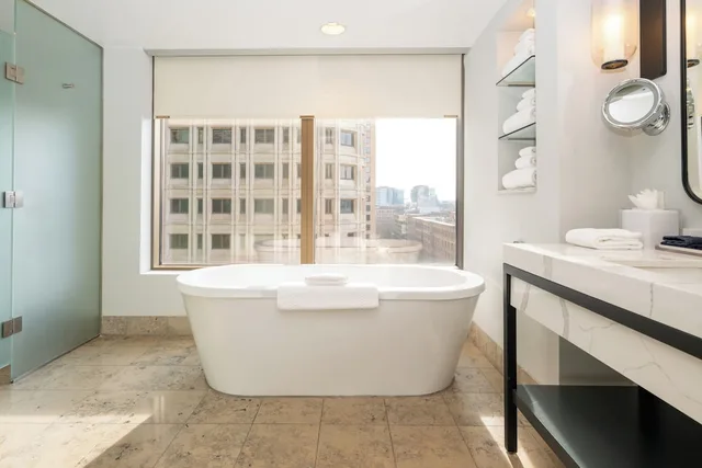 Room, King Bed, Water View, Corner، Hotel 1000 Seattle 6/7
