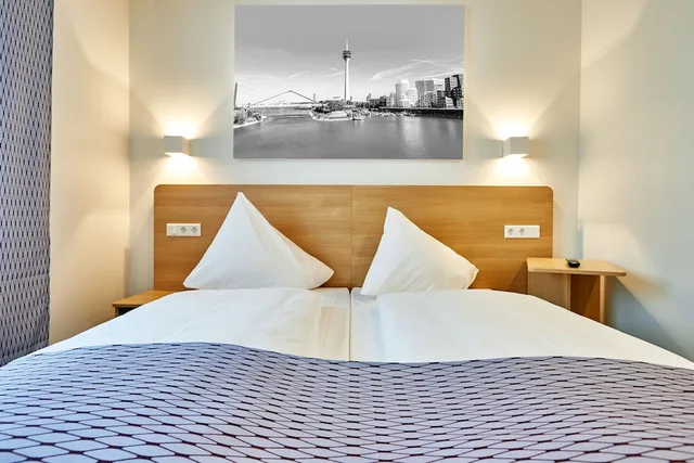 غرفة بزنس بسريرين منفصلين، Mcdreams Hotel Düsseldorf-City 2/4