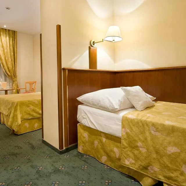 غرفة ثلاثية، Ea Hotel Rokoko 4/9