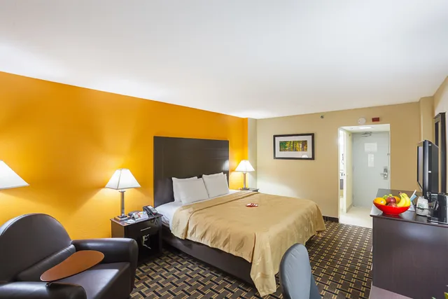 غرفة بسرير كينج، Quality Inn & Suites Cincinnati Downtown Area 3/7