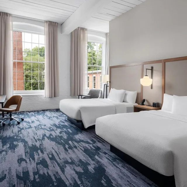 غرفة بسرير كينج وسريرين كوين، Fairfield Inn & Suites Madison Historic Eagle Cotton Mill 1/7